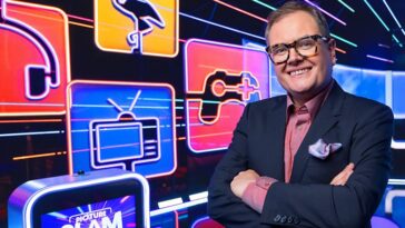 How to watch Alan Carr's Picture Slam Series 4